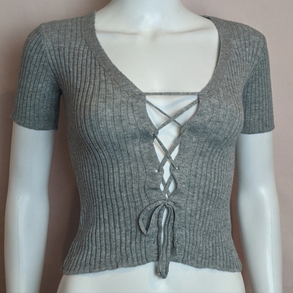 PrettyLittleThing Gray Lace Up Front Ribbed Knit Cropped Tee size Medium - Picture 1 of 5